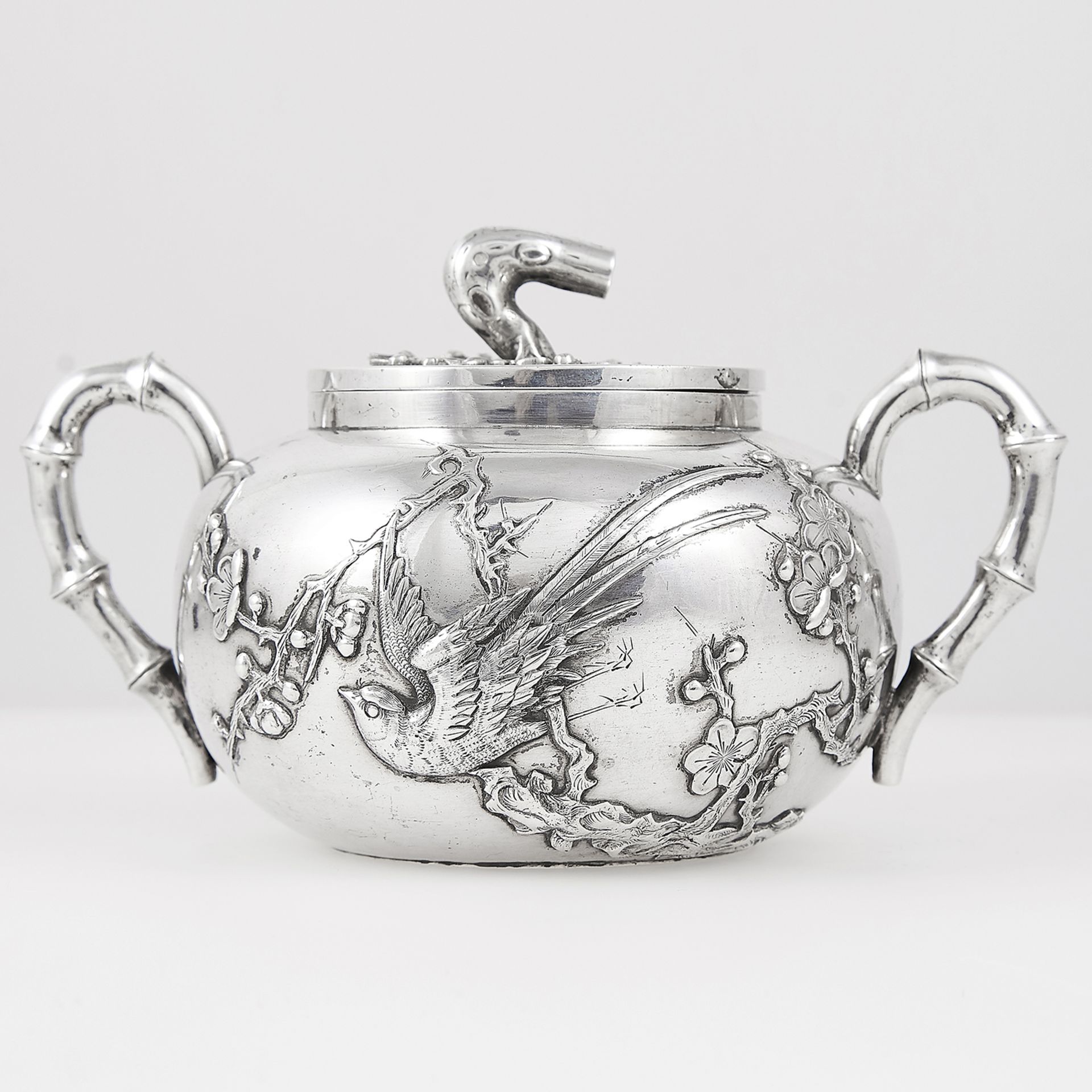 ANTIQUE CHINESE EXPORT SILVER TEAPOT AND SUGAR BOWL, HUNG CHONG CIRCA 1900 the rounded bodies with - Bild 2 aus 6