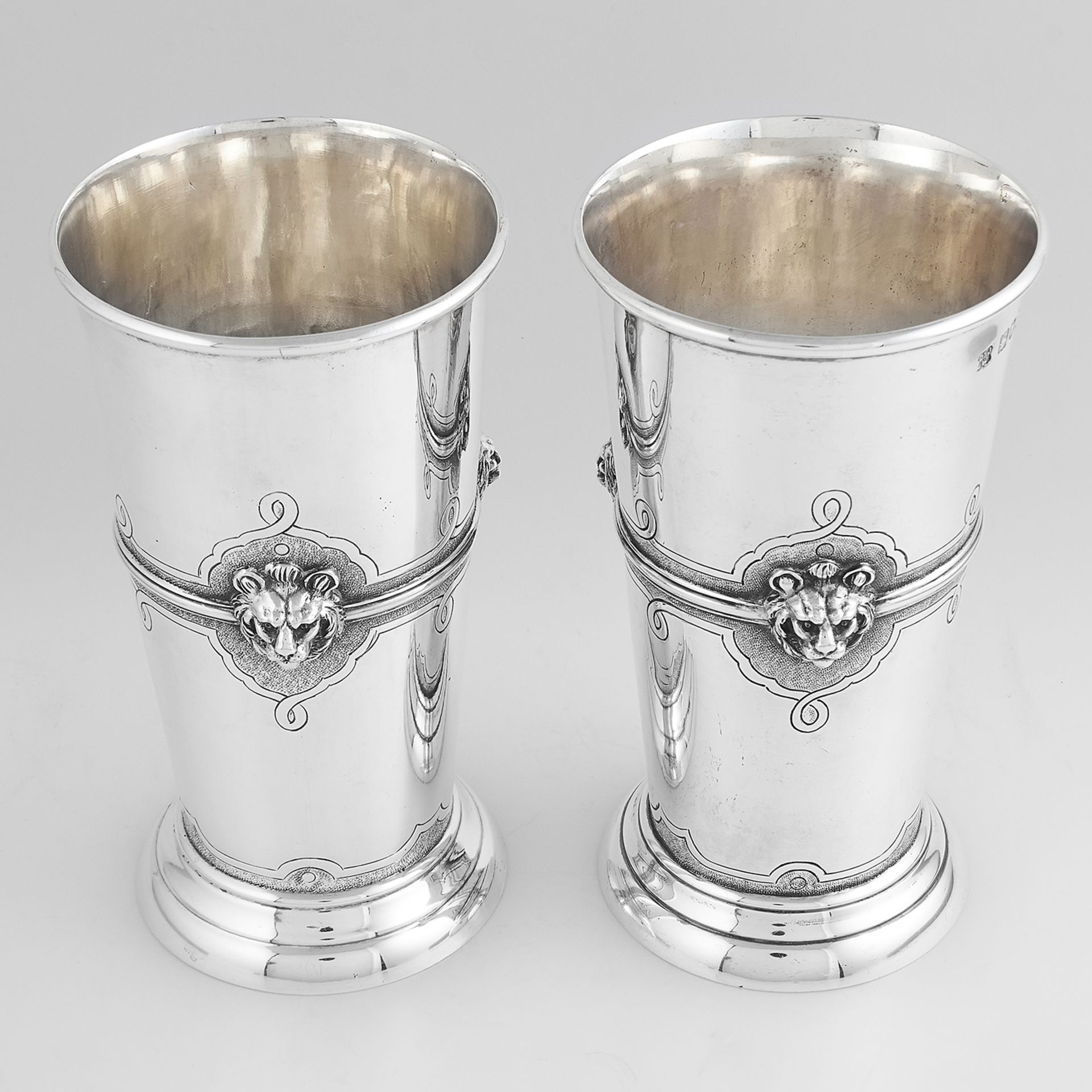 FOUR ANTIQUE STERLING SILVER BEAKERS / CUPS, D & J WELLBY, LONDON 1910 the tapering bodies with - Bild 2 aus 3