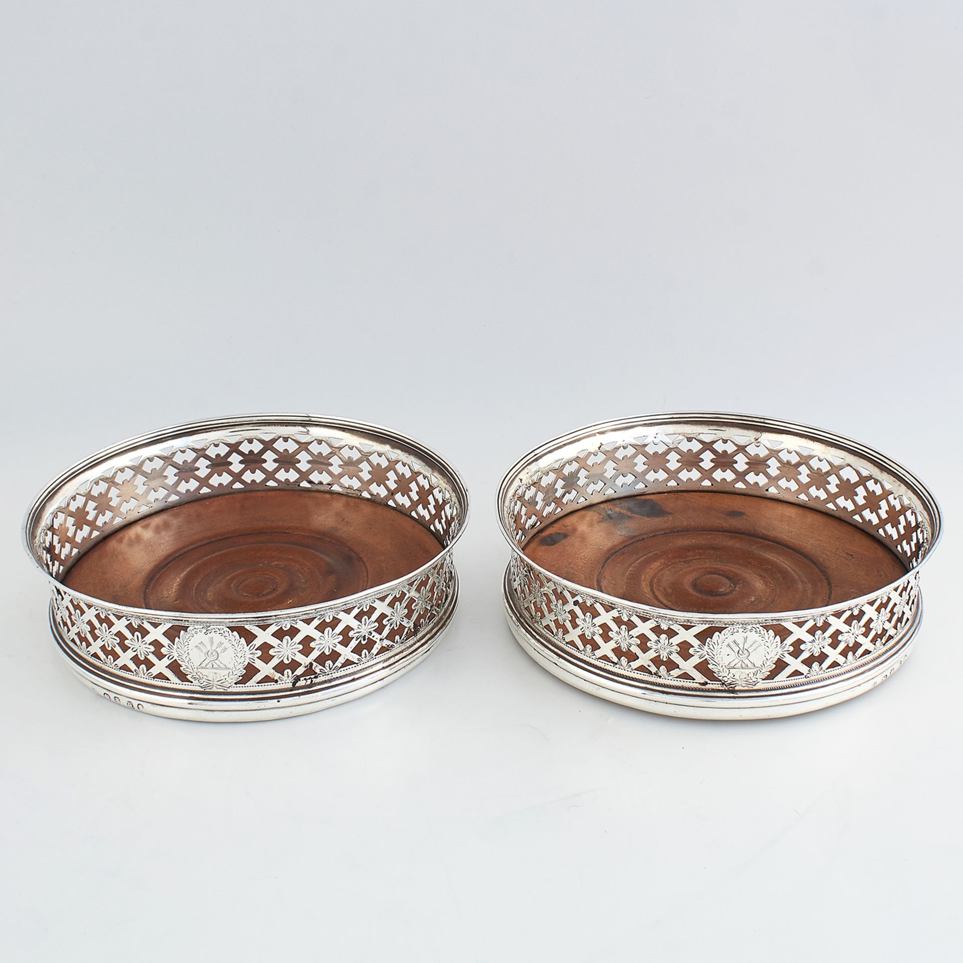 PAIR OF ANTIQUE GEORGE III STERLING SILVER WINE COASTERS, ROBERT & DAVID HENNELL, LONDON 1798 of - Bild 2 aus 3