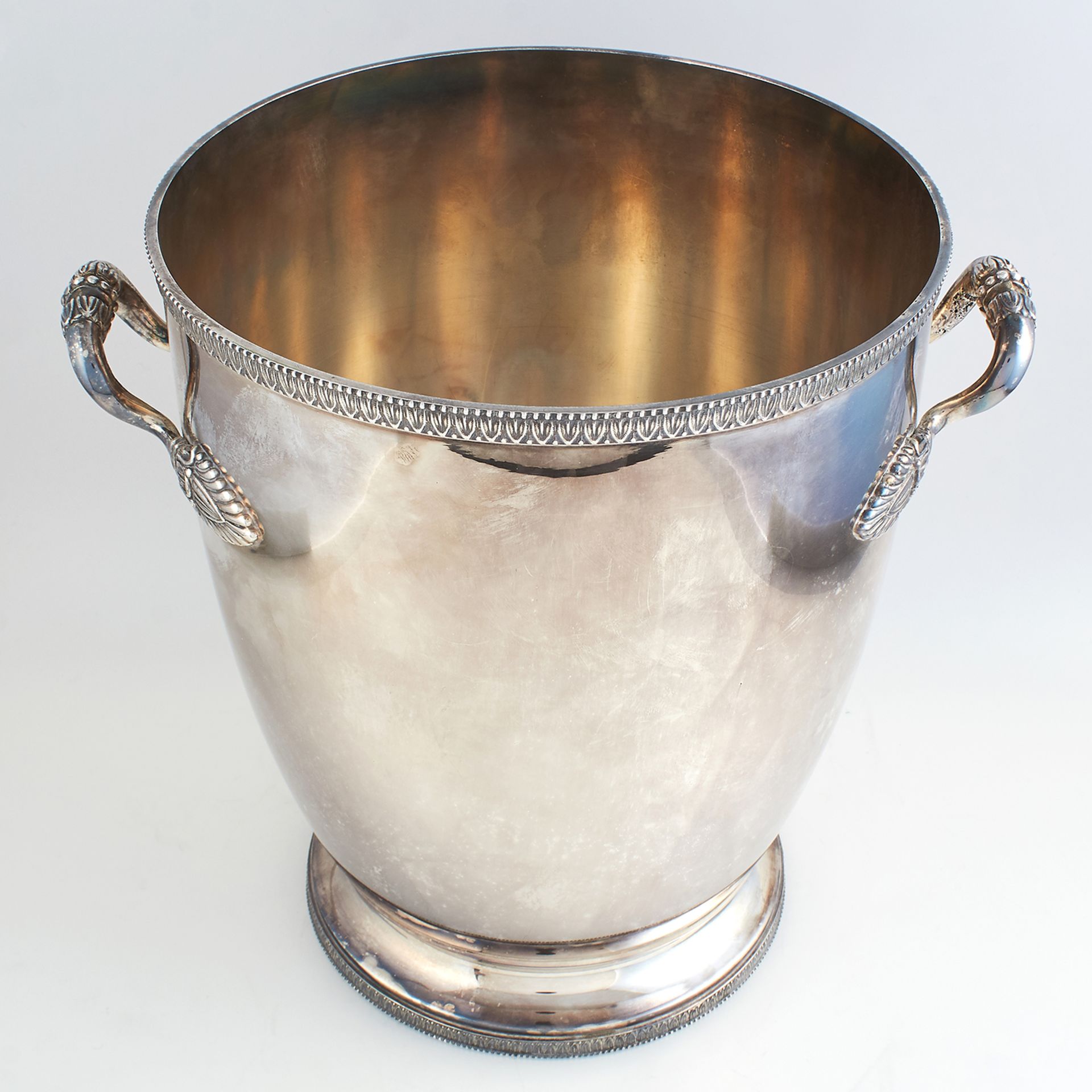 VINTAGE ITALIAN SILVER WINE COOLER BY CALDERONI, CIRCA 1960 the tapering body in plain design, - Bild 2 aus 4