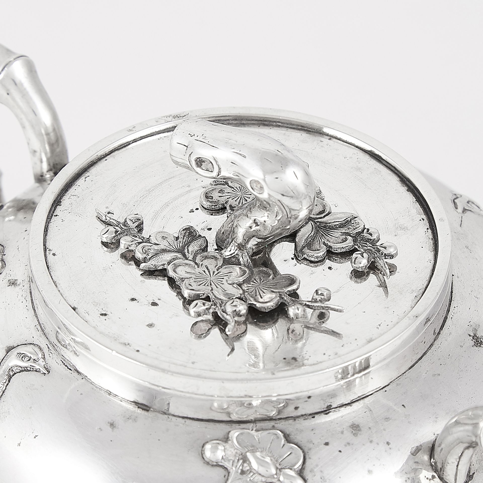 ANTIQUE CHINESE EXPORT SILVER TEAPOT AND SUGAR BOWL, HUNG CHONG CIRCA 1900 the rounded bodies with - Bild 6 aus 6