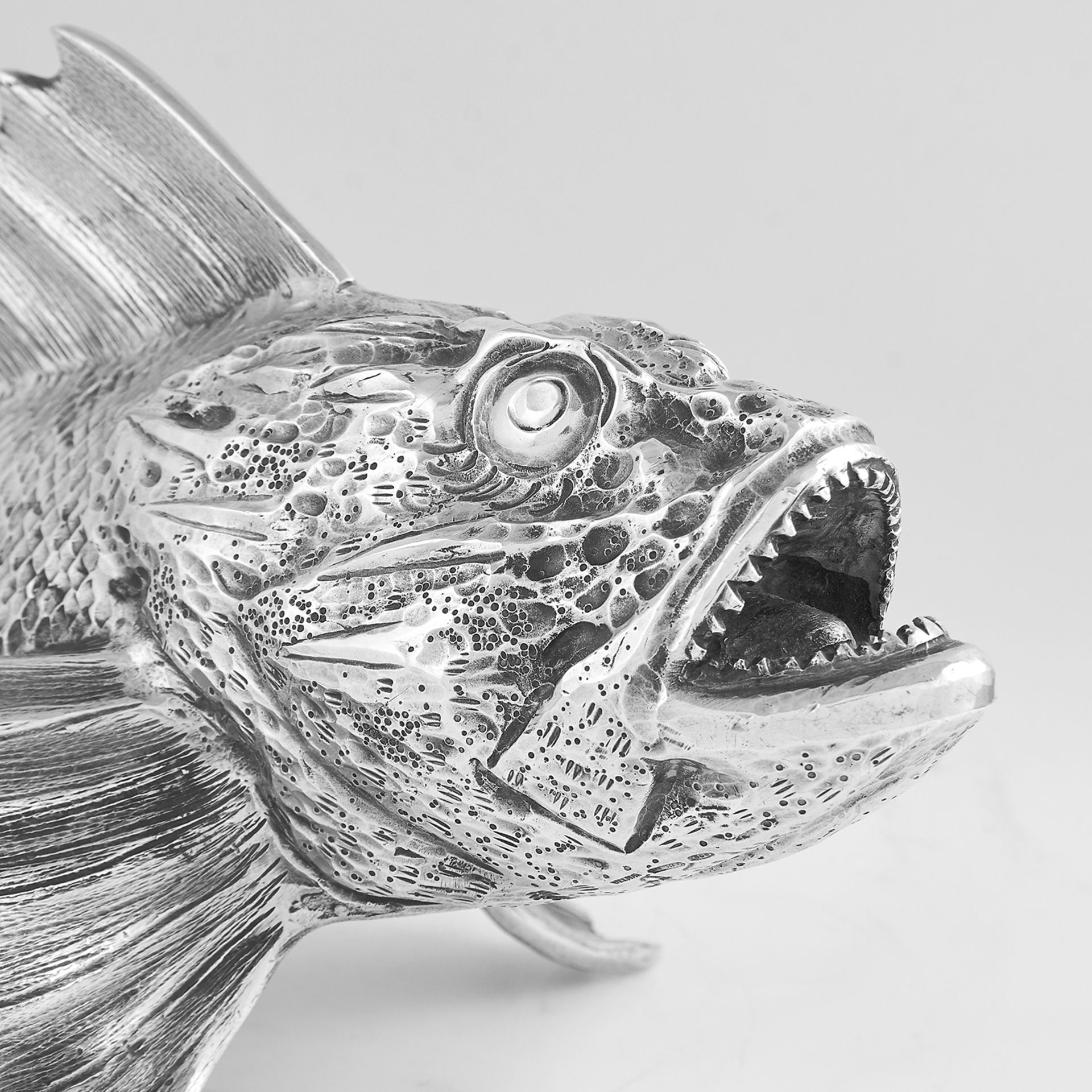 VINTAGE ITALIAN SILVER FISH STATUE CIRCA 1960 cast to depict a fish in detail, Italian marks, 25. - Bild 2 aus 2