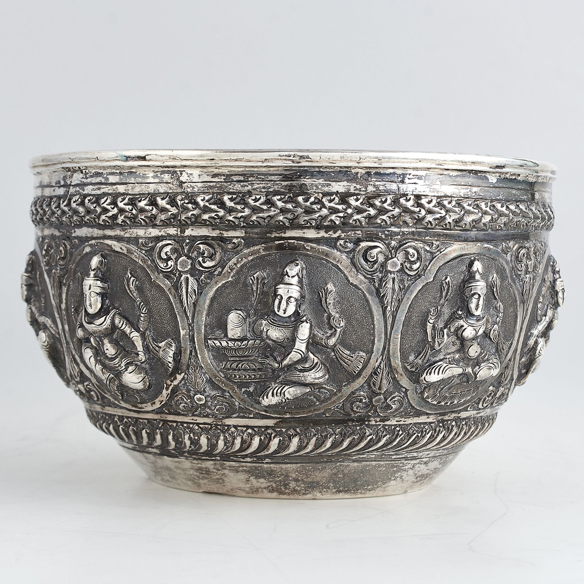 A BURMESE SILVER BOWL, 20TH CENTURY, 8cm, 177.0g.