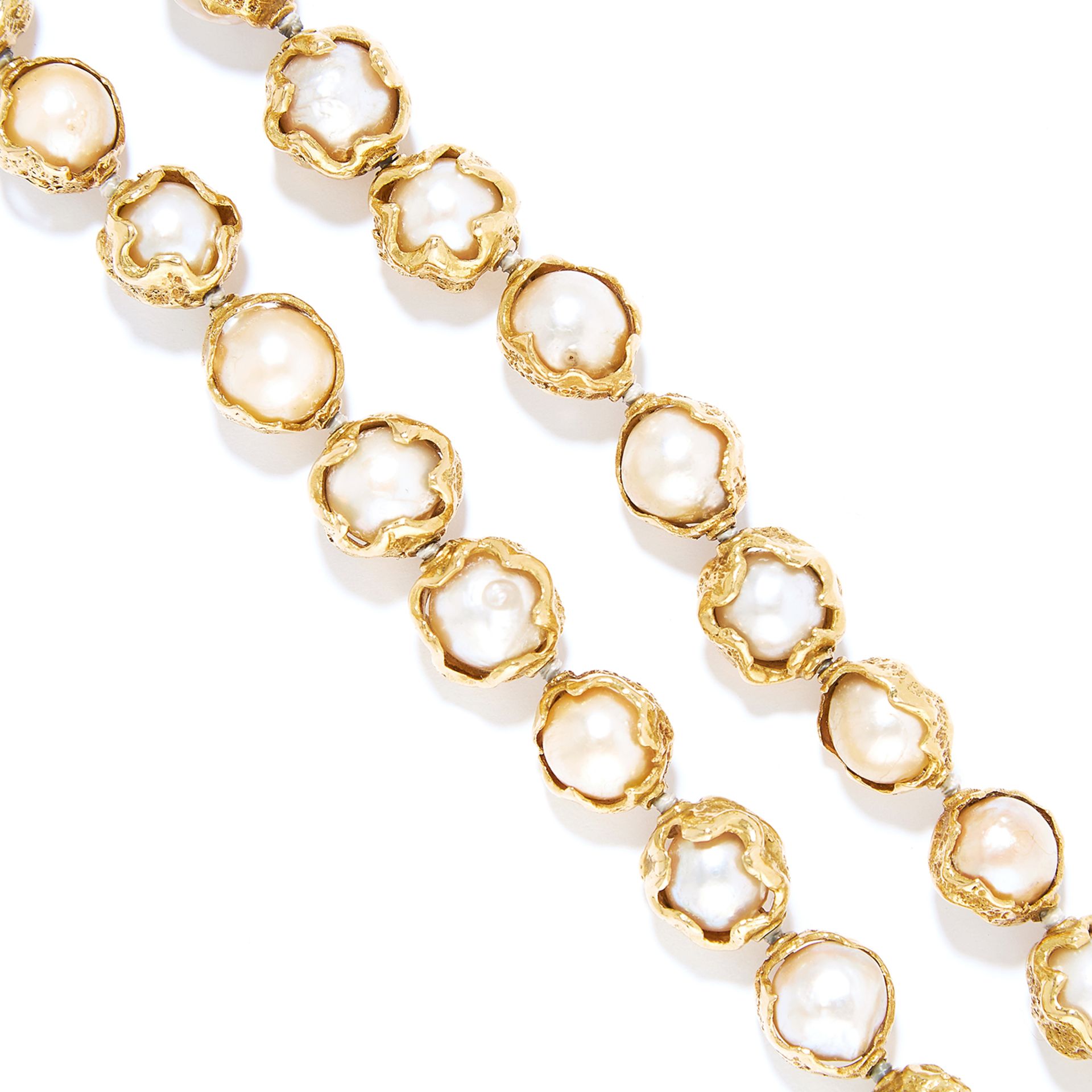 PEARL BEAD NECKLACE, CHARLES DE TEMPLE, 1957 in 18ct yellow gold, comprising of a single row of - Bild 2 aus 2