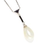 NATURAL PEARL, ONYX AND DIAMOND PENDANT NECKLACE in 18ct white gold, set with polished onyx, round