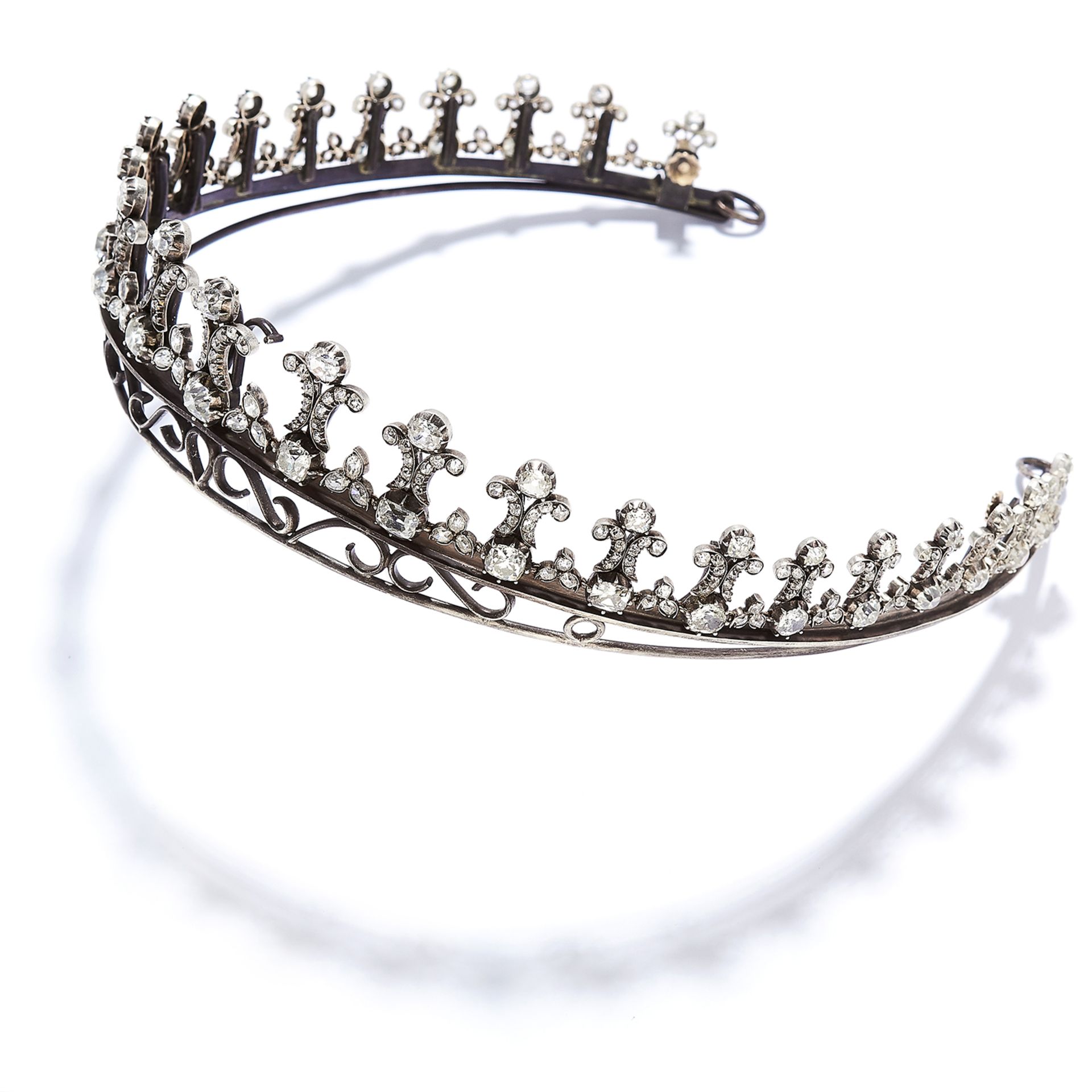 ANTIQUE 60.00 CARAT DIAMOND TIARA / RIVIERA NECKLACE, CIRCA 1870 in gold and silver, designed as a - Bild 2 aus 4