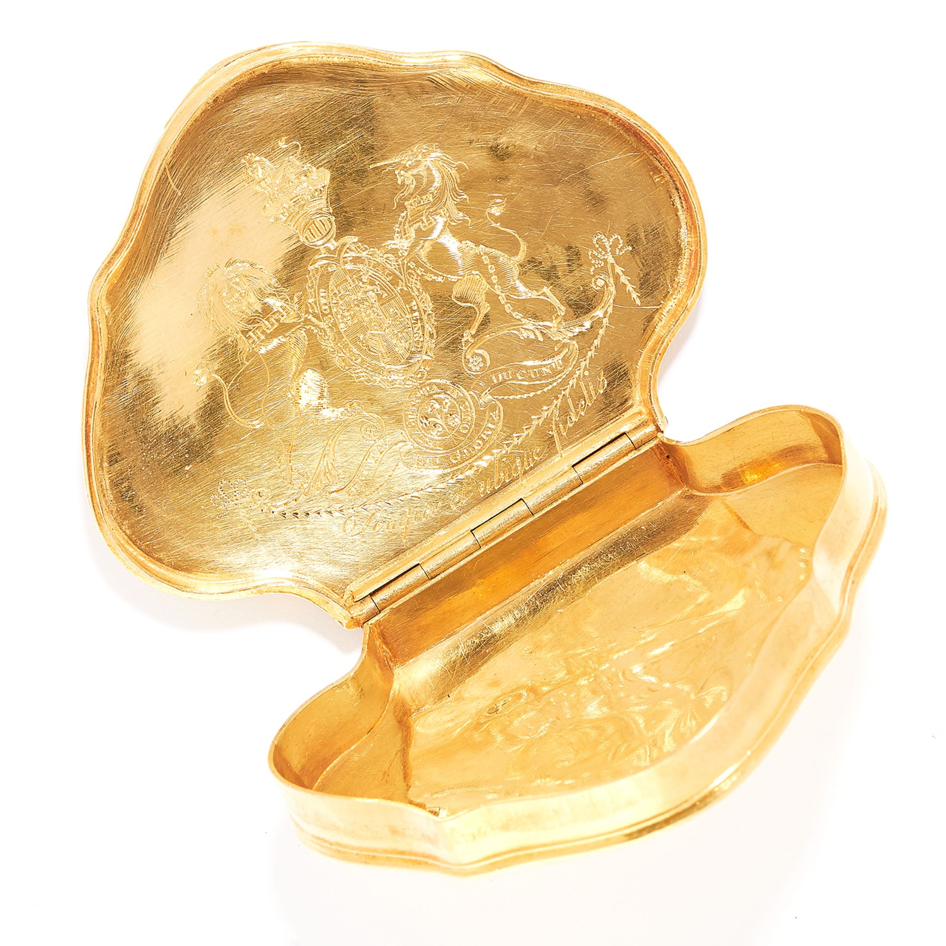 ANTIQUE GOLD REGIMENTAL SNUFF BOX, CIRCA 1750 in 18ct yellow gold, the lid is set with a scene of - Bild 2 aus 2