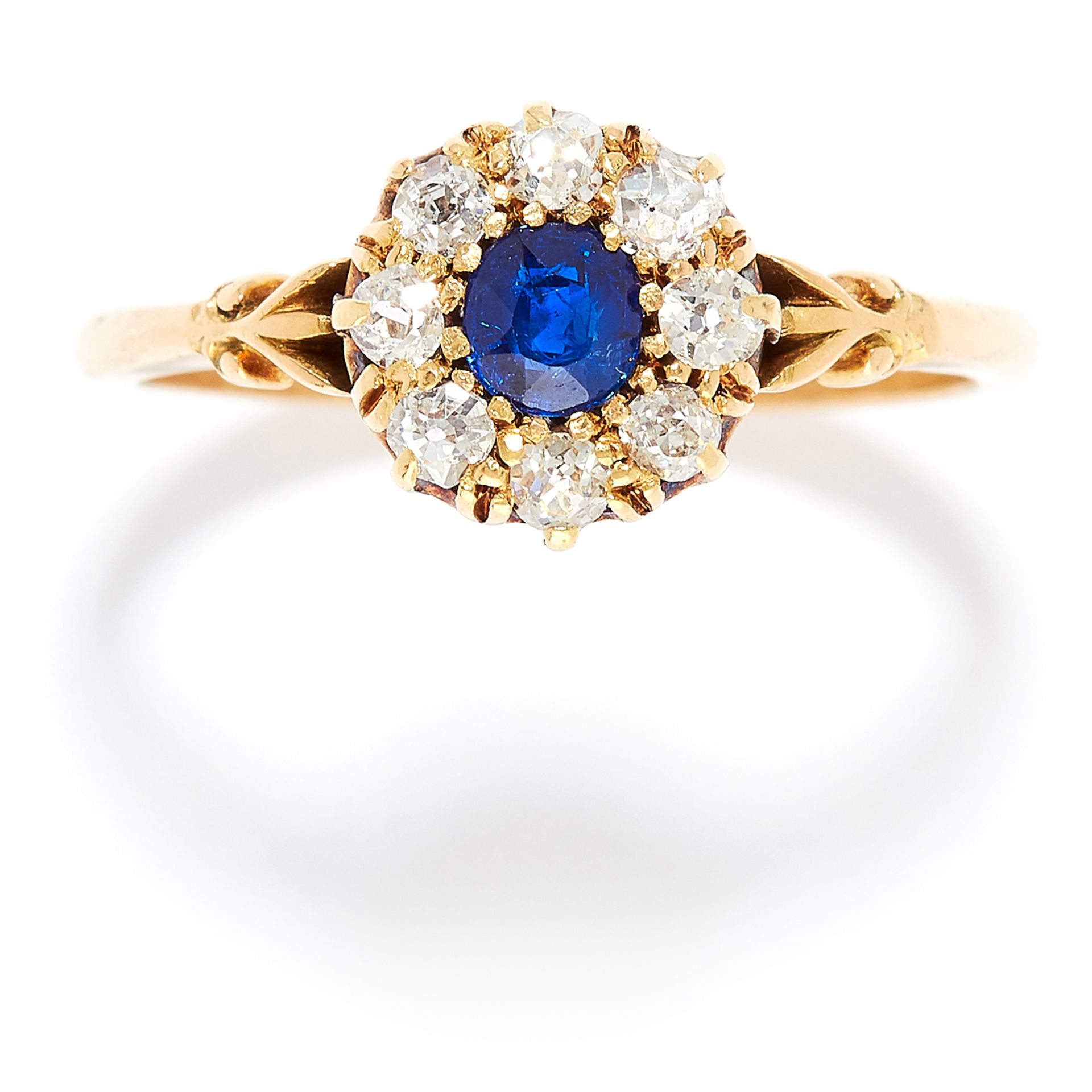 ANTIQUE SAPPHIRE AND DIAMOND CLUSTER RING in yellow gold, set with a round cut sapphire in a cluster