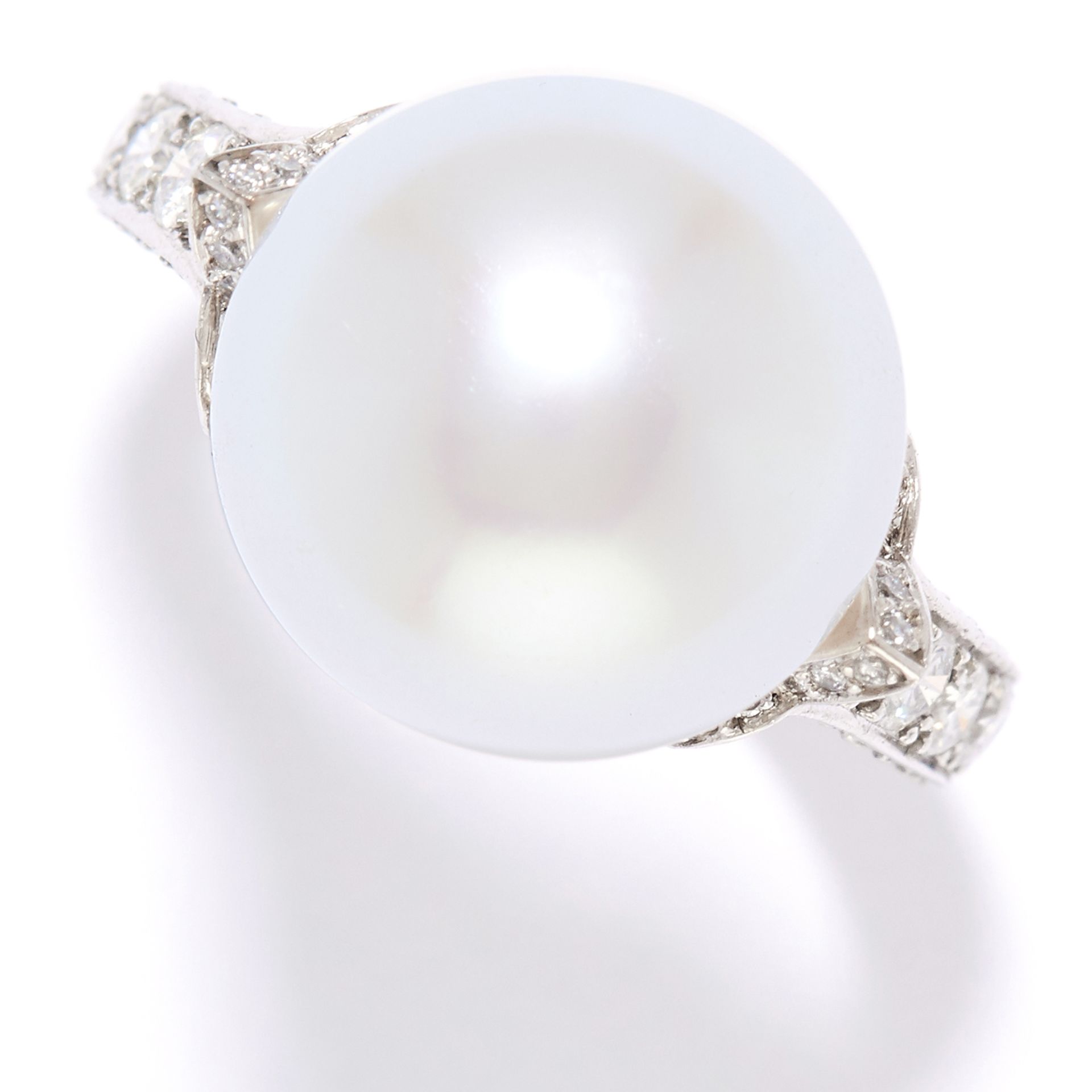 VINTAGE PEARL AND DIAMOND RING, CARTIER in platinum, set with a pearl of 12.9mm between floral - Bild 2 aus 2