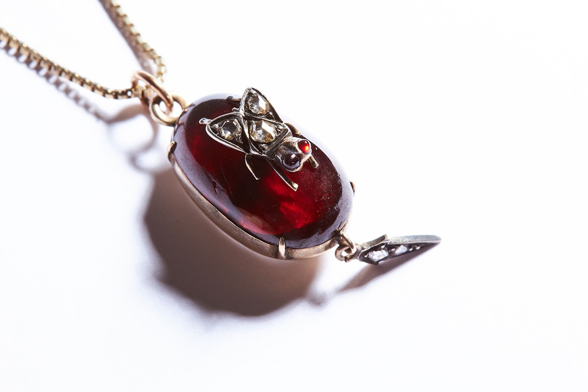 ANTIQUE GARNET AND DIAMOND MOURNING PENDANT in yellow gold, comprising of a cabochon garnet and - Bild 2 aus 2