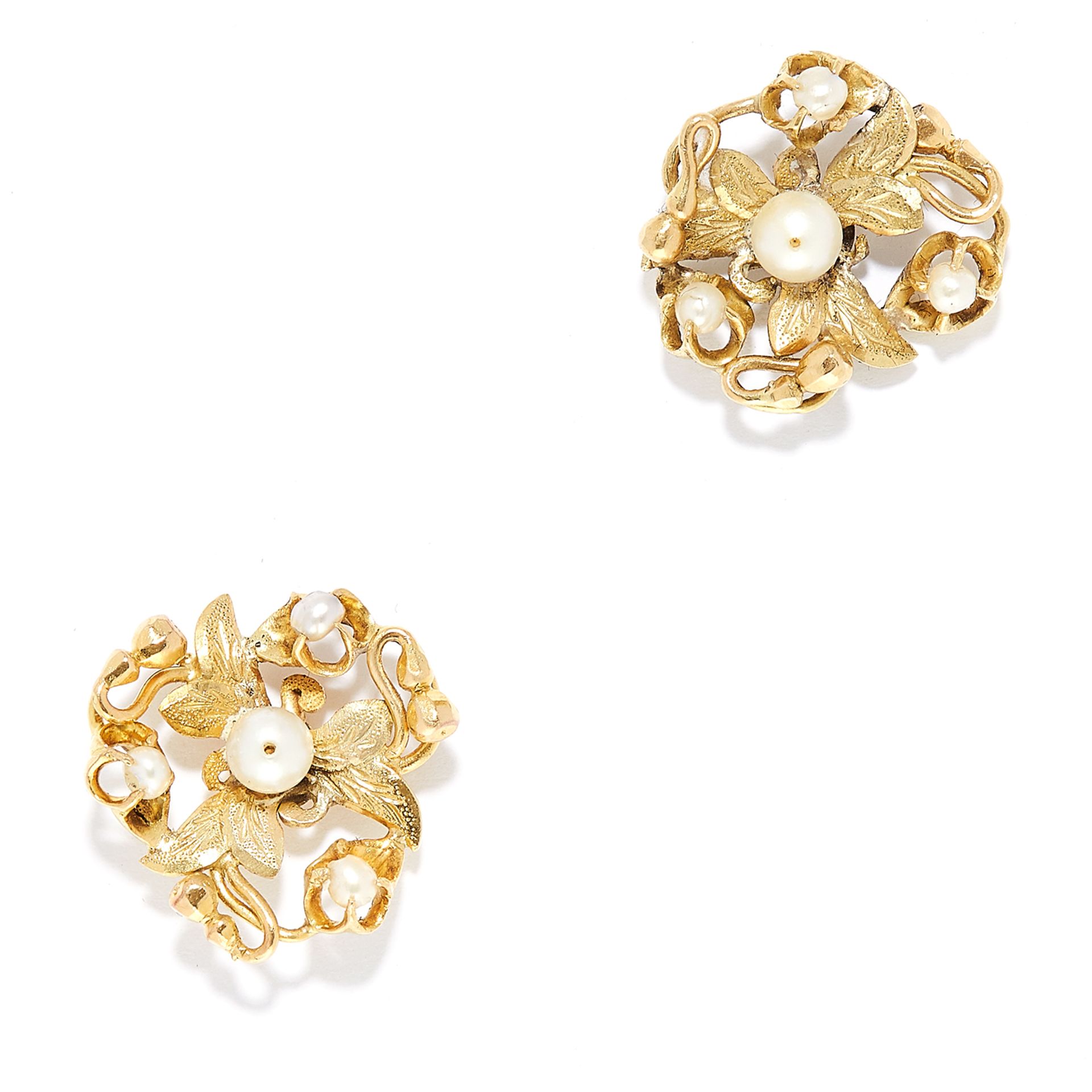 PEARL EARRINGS in 18ct yellow gold, in foliate motif set with pearls, stamped 750, 1.6cm, 4.7g.