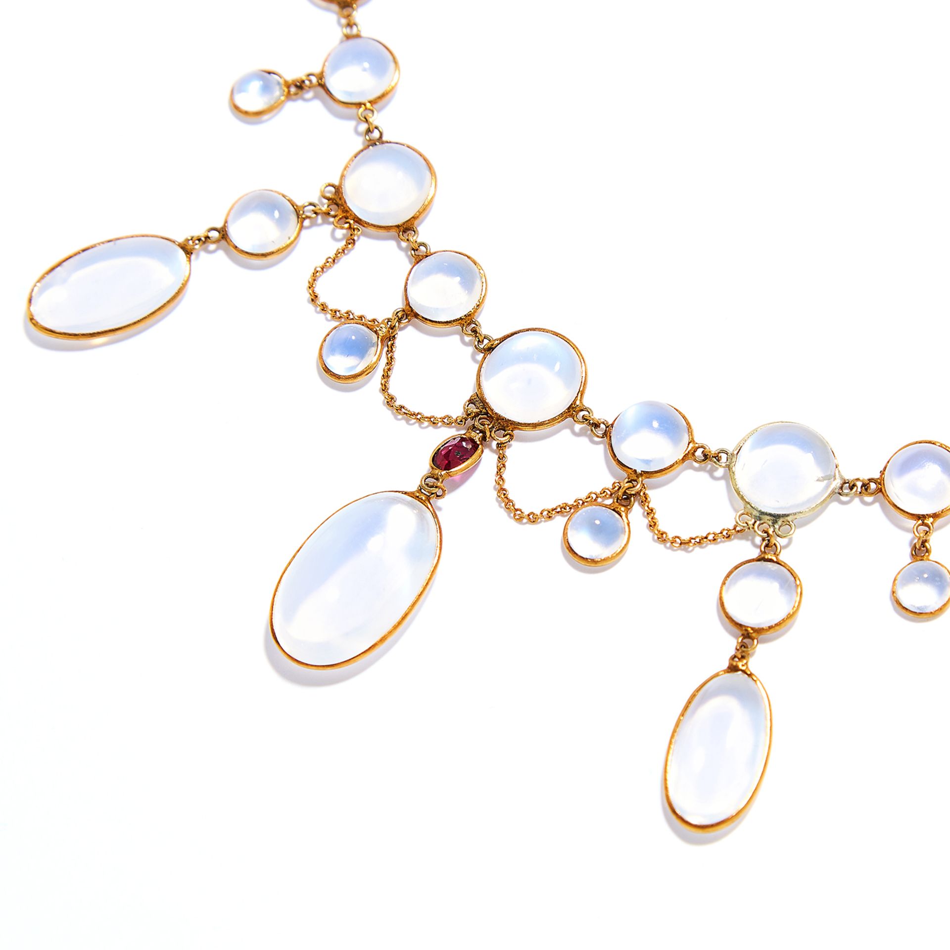 MOONSTONE AND RUBY NECKLACE in yellow gold, comprising of cabochon moonstone and an oval cut ruby, - Bild 2 aus 2