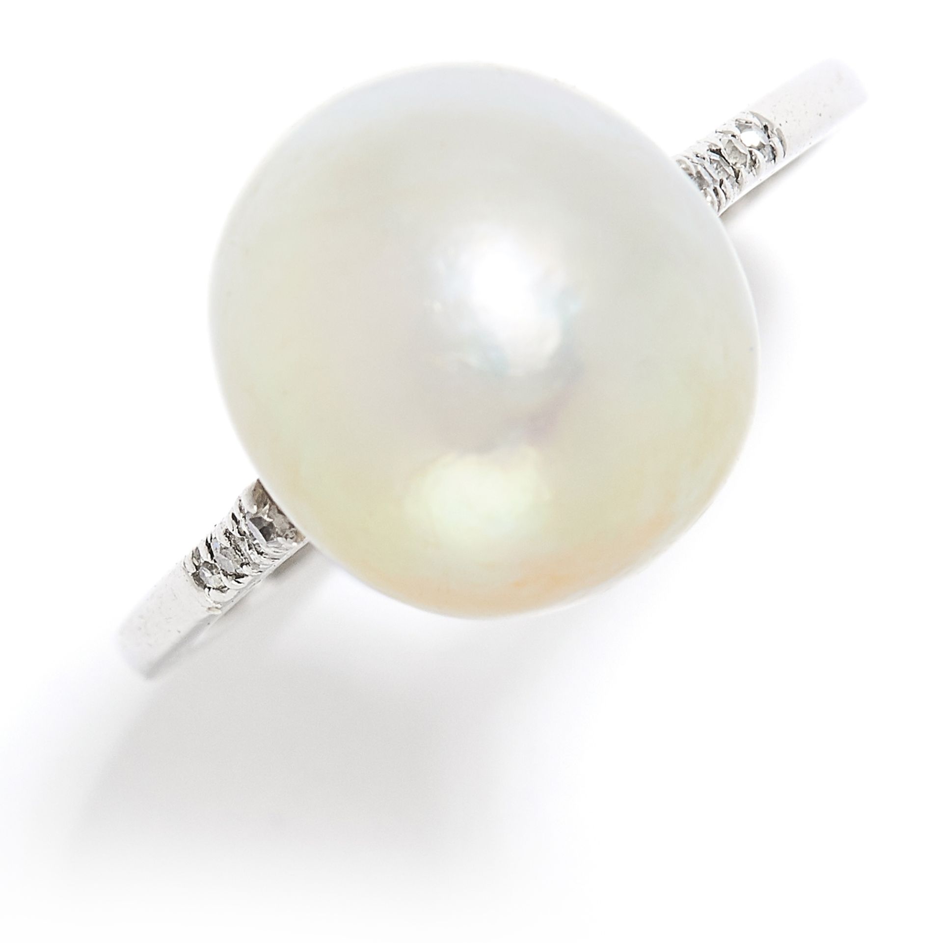ANTIQUE NATURAL PEARL AND DIAMOND RING in platinum or white gold, set with a pearl of 11.3mm,