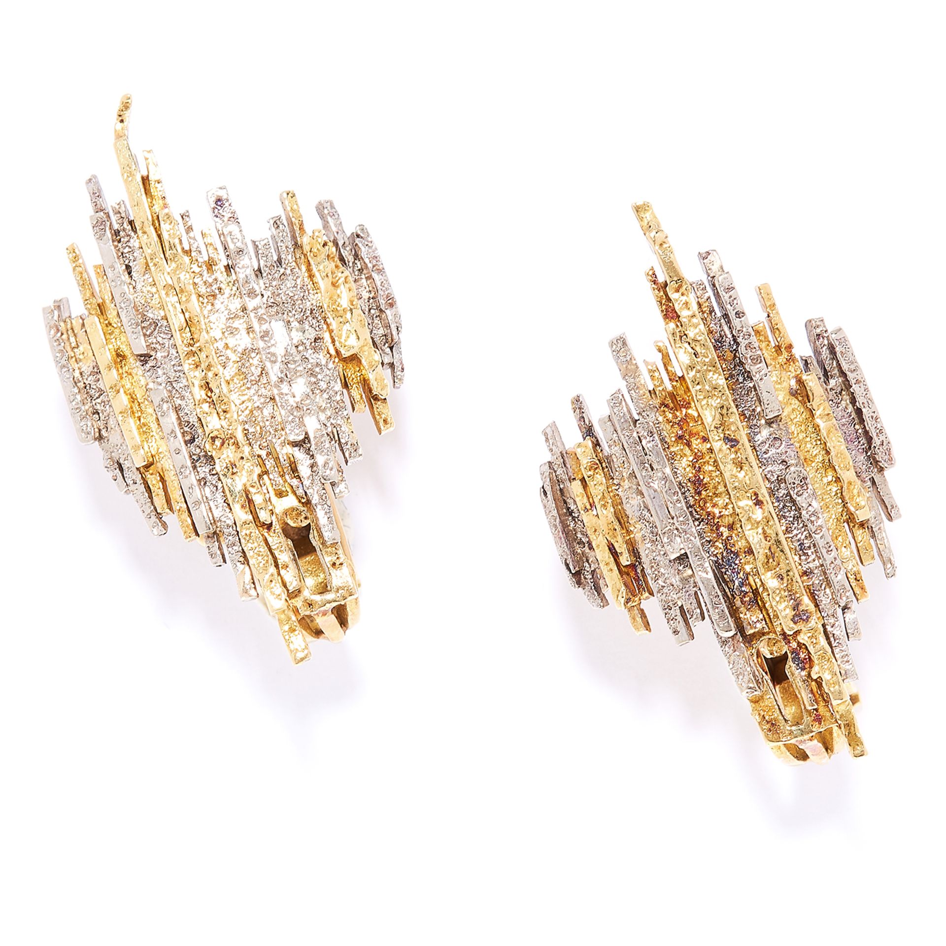 TWO TONE GOLD DAY-TO-NIGHT EARRINGS, CHARLES DE TEMPLE, 1979 in 18ct yellow gold, each comprising of - Bild 2 aus 3