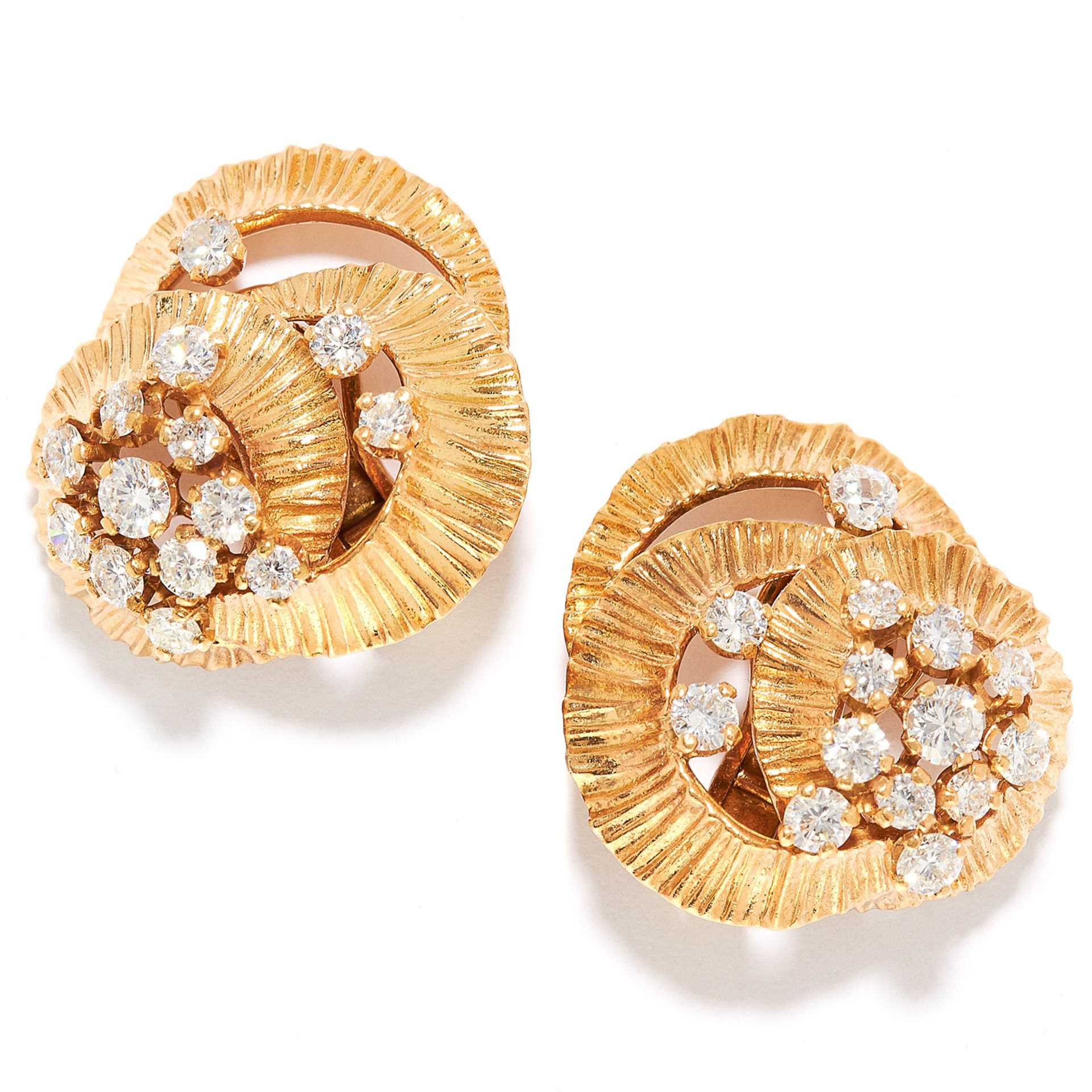 VINTAGE DIAMOND EARRING AND BROOCH SUITE, KUTCHINSKY 1961 in 18ct yellow gold, the textured - Bild 2 aus 2