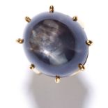 ANTIQUE STAR SAPPHIRE RING, 1937 in 18ct yellow gold, set with a cabochon star sapphire of