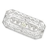 ANTIQUE DIAMOND BROOCH in Art Deco design set with a principal old cut diamond of 1.39 carats,