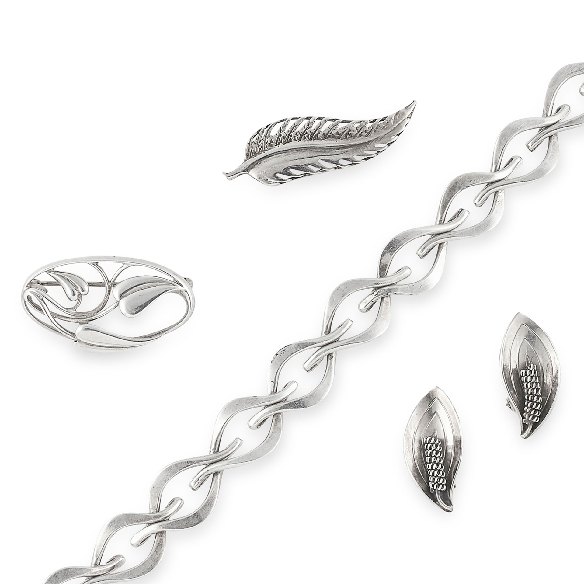 MIXED LOT OF SCANDINAVIAN SILVER JEWELLERY containing a silver link bracelet, leaf earrings, a - Bild 2 aus 2