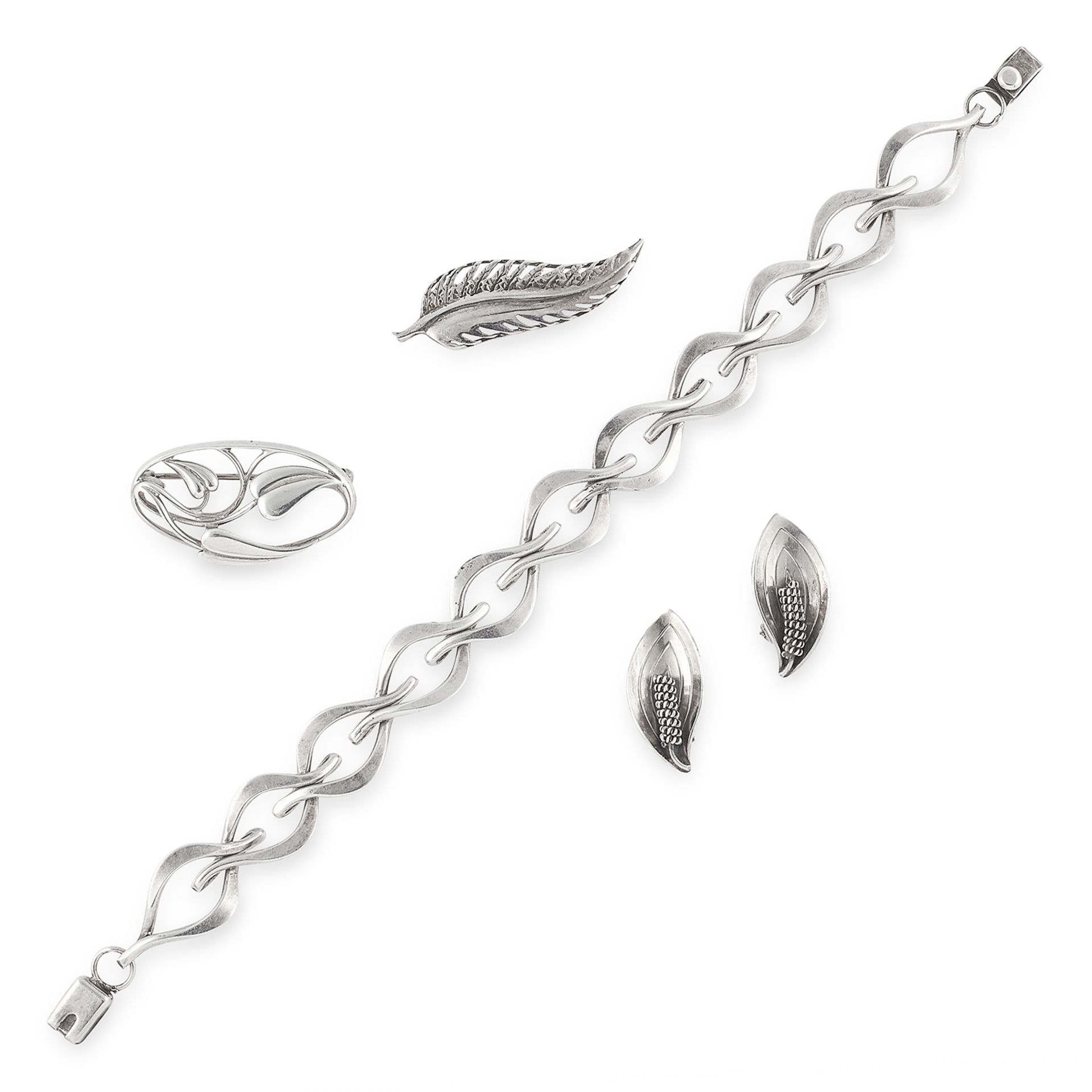 MIXED LOT OF SCANDINAVIAN SILVER JEWELLERY containing a silver link bracelet, leaf earrings, a