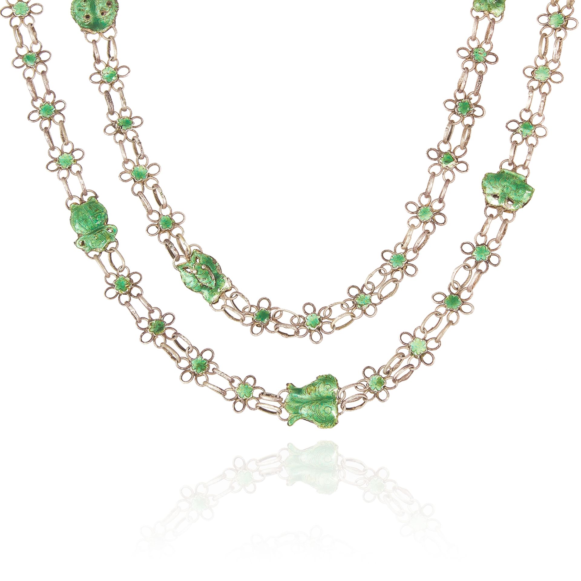 ANTIQUE ENAMEL LONGCHAIN NECKLACE set with green enamel in foliate motif, 192cm, 50.2g.