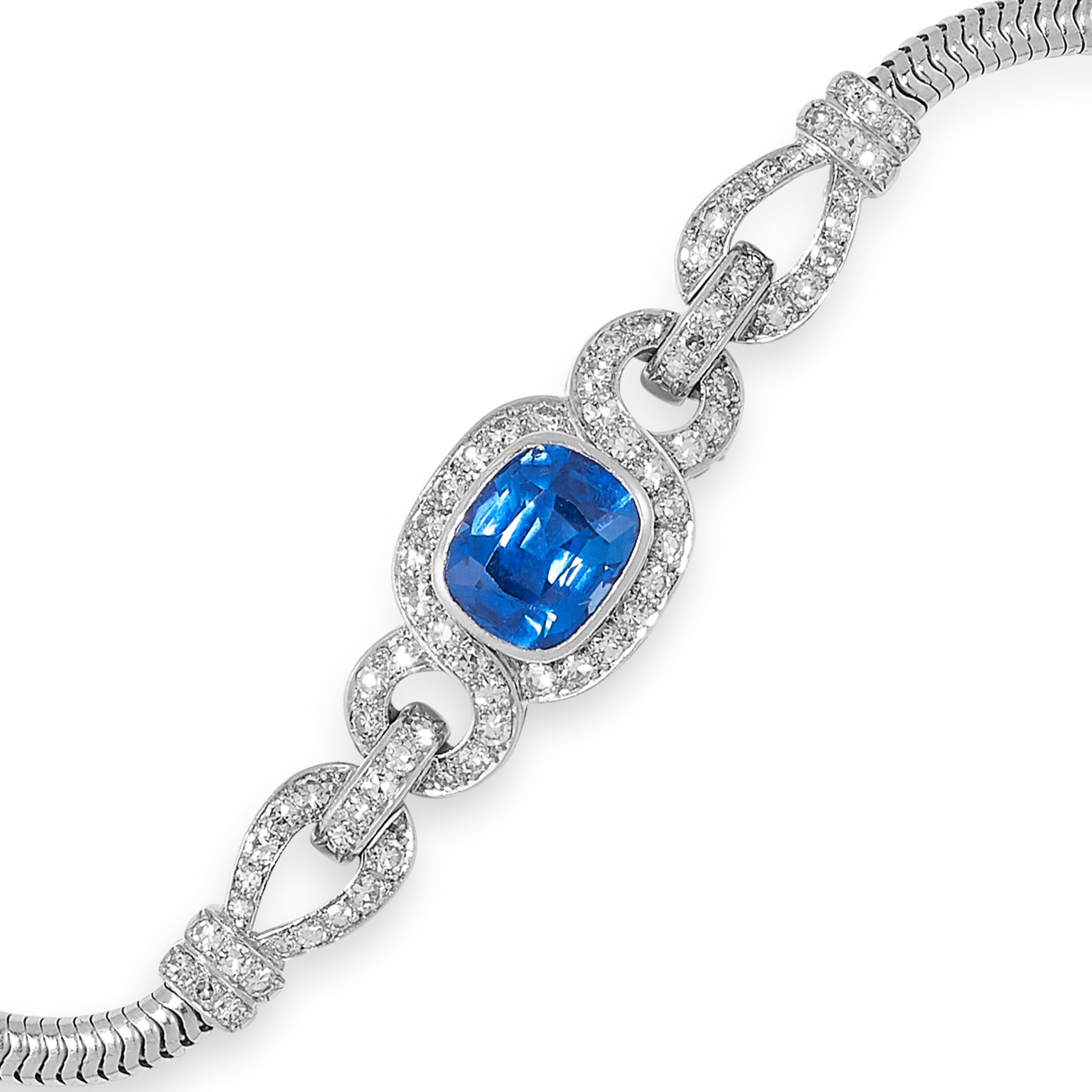 AN ART DECO BURMA NO HEAT SAPPHIRE AND DIAMOND BRACELET set with a cushion cut sapphire of 5.73 - Bild 2 aus 2