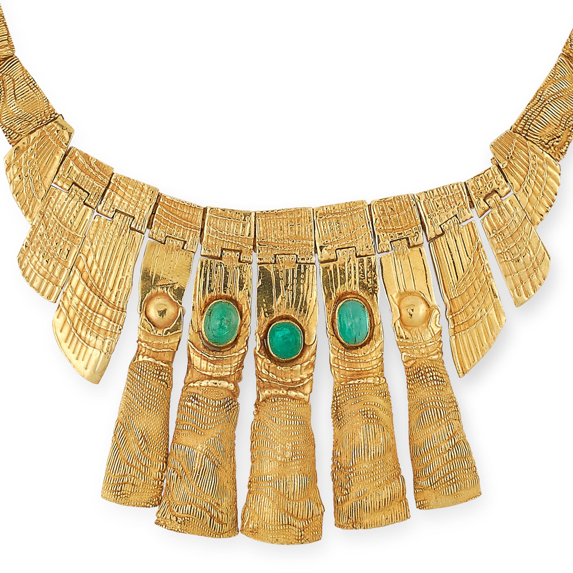 AN EMERALD NECKLACE, CHARLES DE TEMPLE 1973 formed of a fringe of graduated textured gold links, the - Bild 2 aus 2