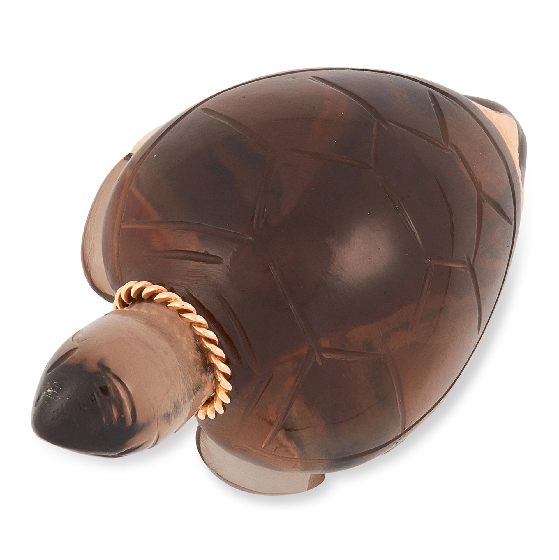 A SMOKEY QUARTZ TURTLE BROOCH comprising of a sea turtle carved from smokey quartz with gold mounts, - Bild 2 aus 2