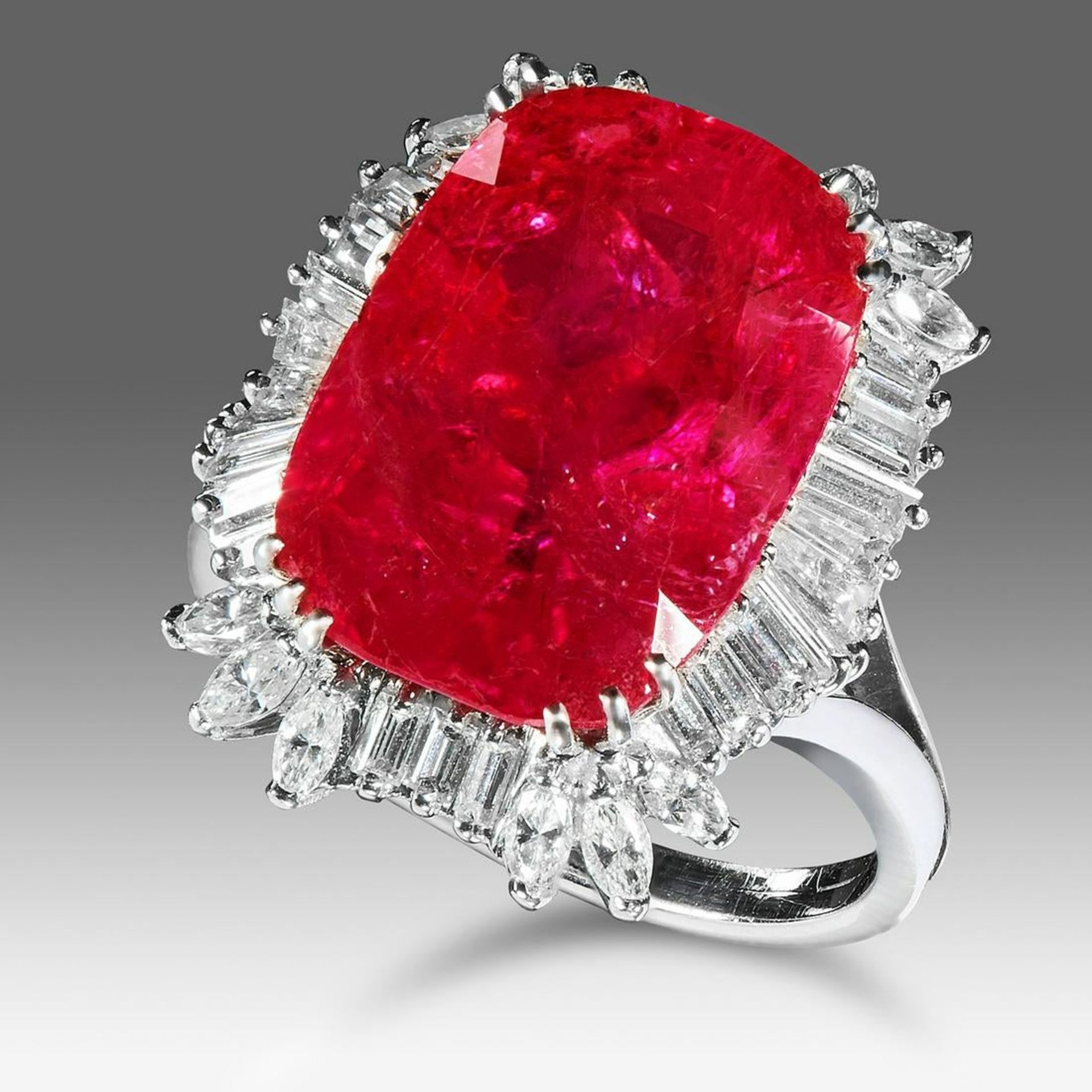 A BURMA NO HEAT RUBY AND DIAMOND RING set with a cushion cut ruby of 14.67 carats encircled by a - Bild 5 aus 5