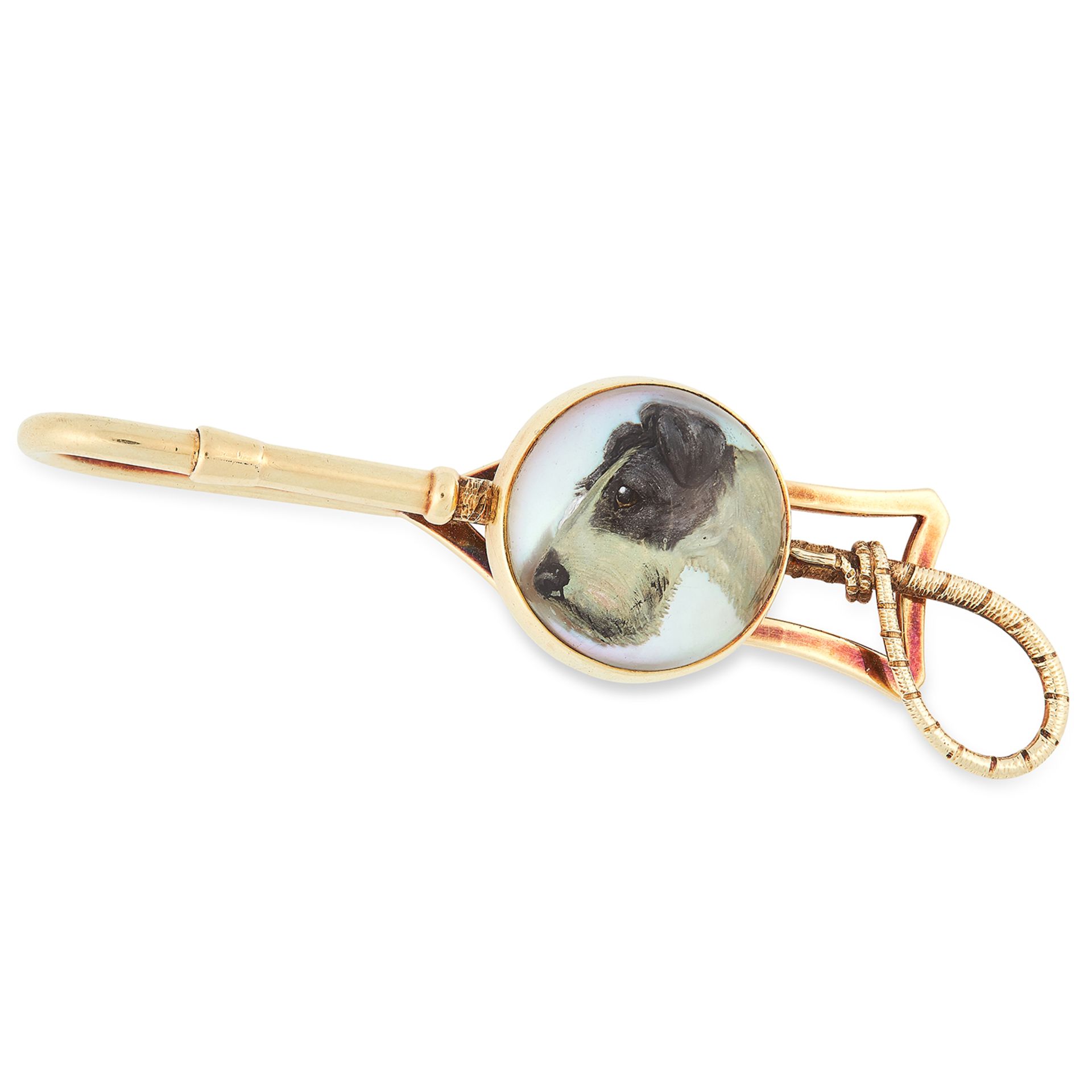 AN ANTIQUE ESSEX CRYSTAL TIE CLIP set with a reverse carved intaglio depicting a dog, 5.1cm, 6.9g.