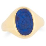 AN ANTIQUE LAPIS LAZULI INTAGLIO SIGNET RING set with an intaglio carved lapis lazuli, size O / 7,