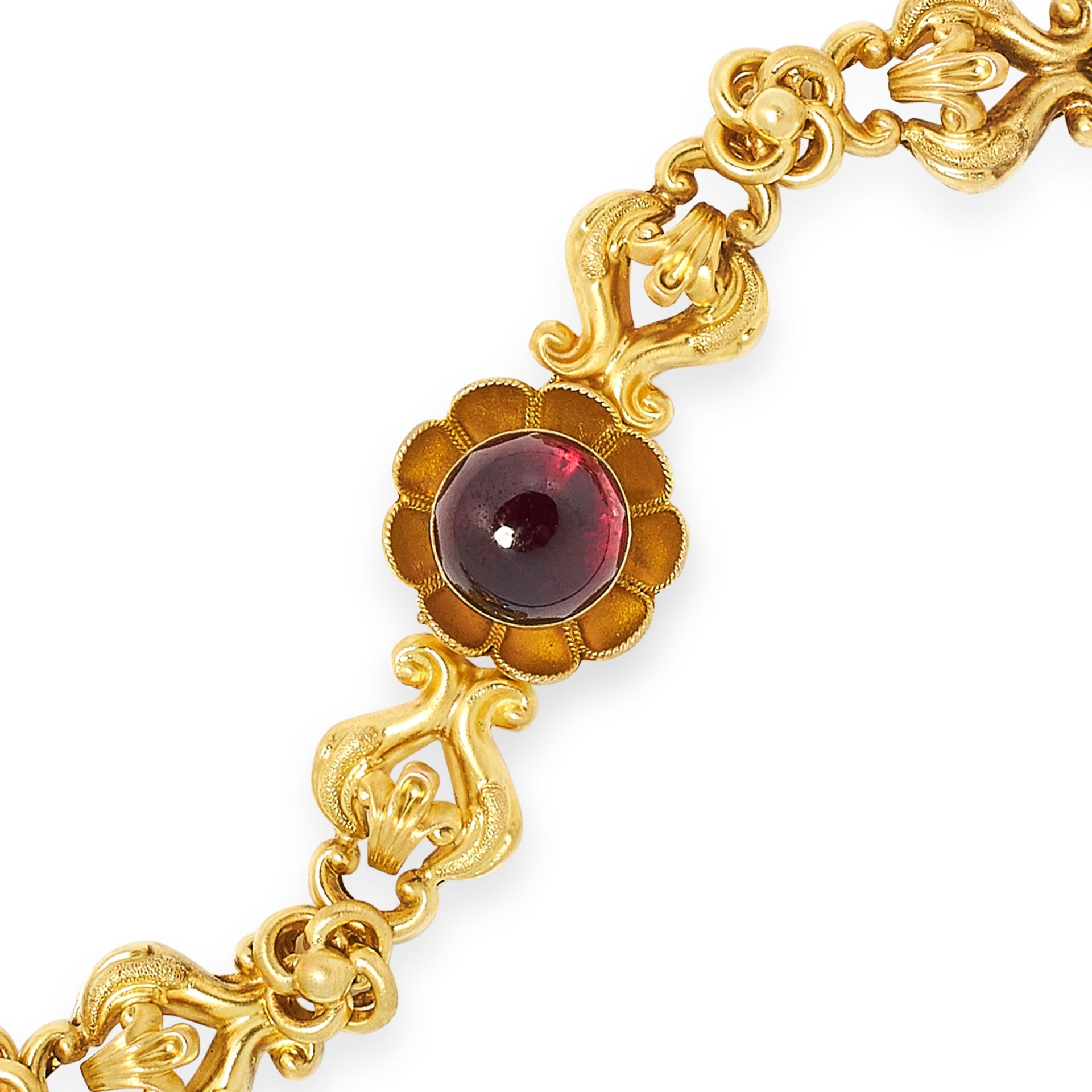 ANTIQUE GARNET FANCY LINK BRACELET set with a cabochon garnet and fancy links, 14.5cm, 11.6g. - Bild 2 aus 2