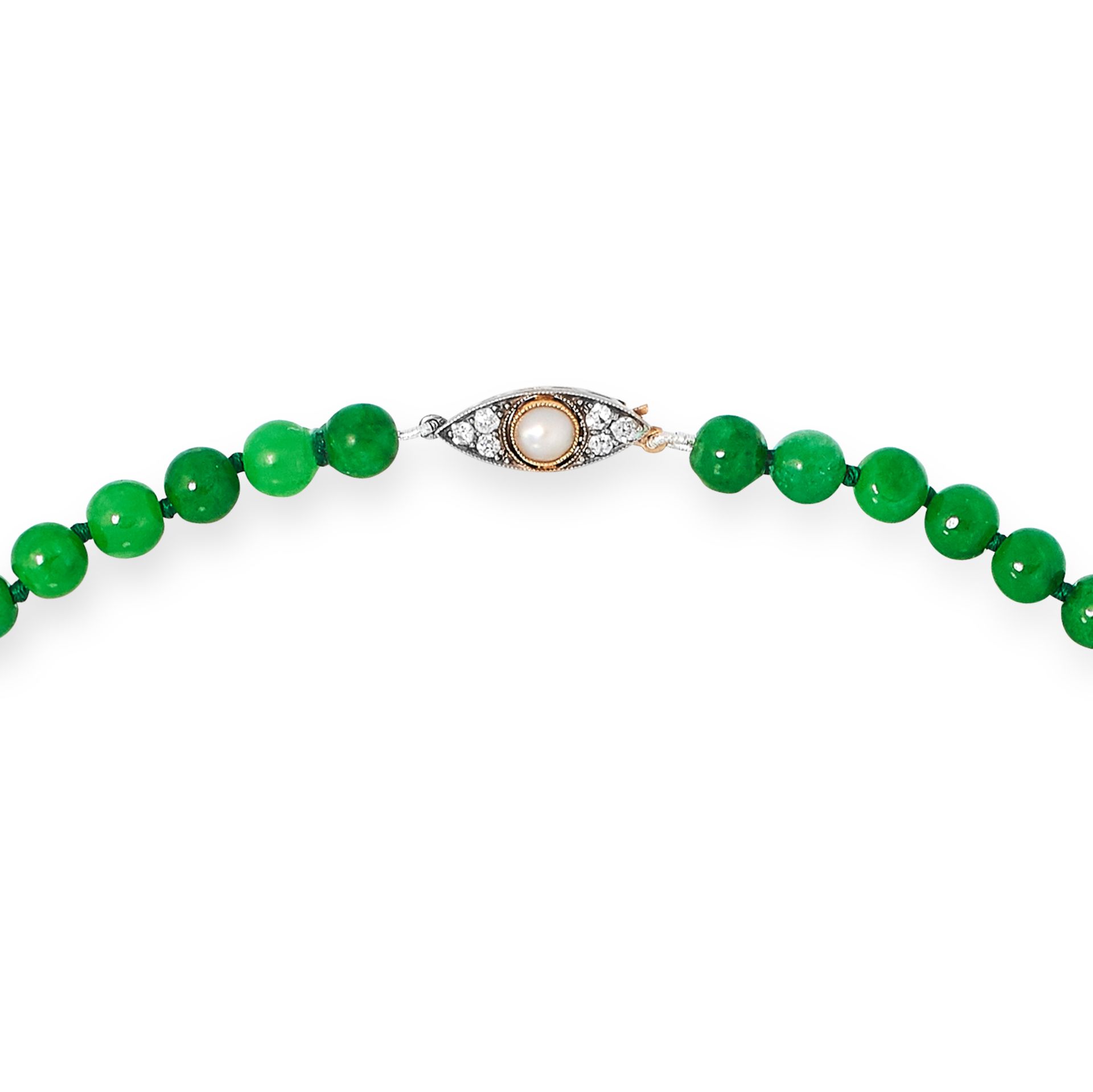 JADE BEAD NECKLACE comprising of a single row of jade beads, with round cut diamond and pearl clasp, - Bild 2 aus 2