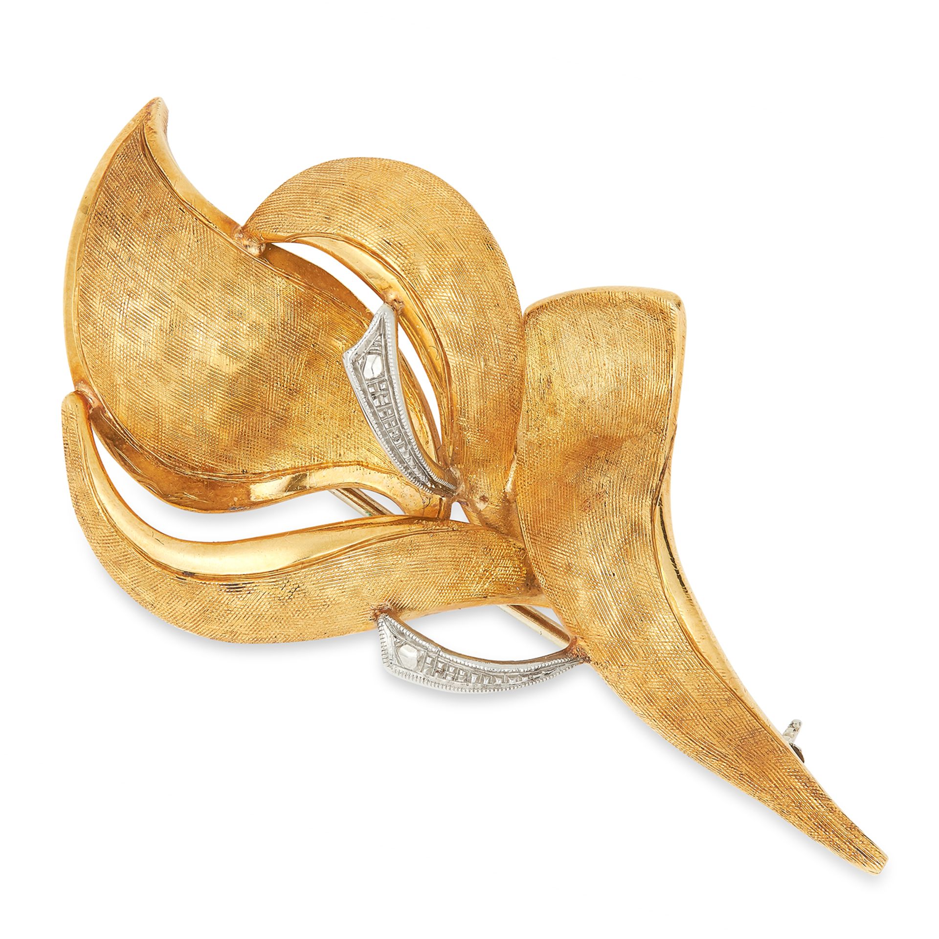 TEXTURED GOLD BROOCH in abstract design, 6cm, 8.2g.