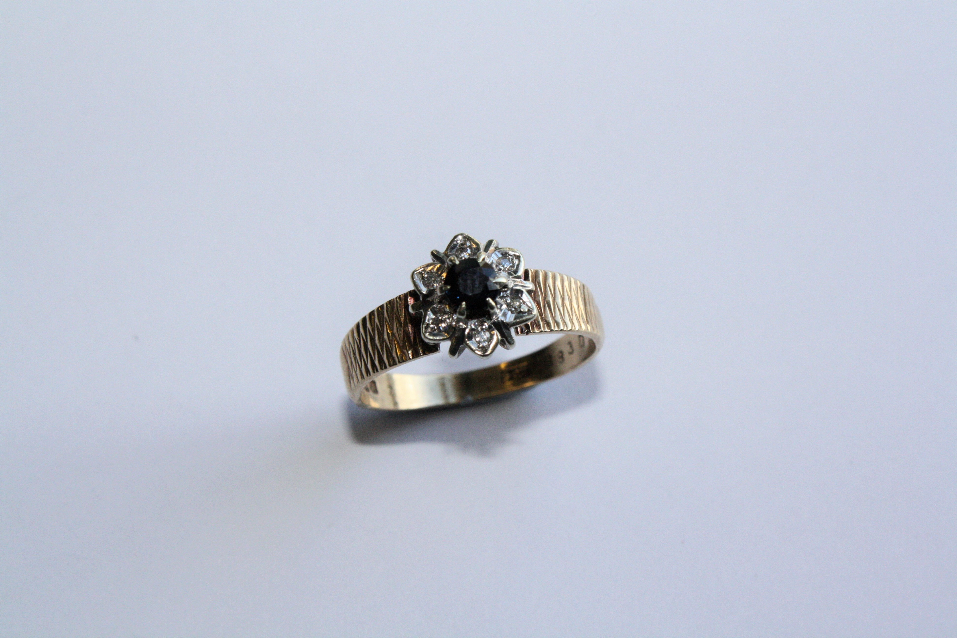 A SAPPHIRE, DIAMOND AND YELLOW GOLD RING