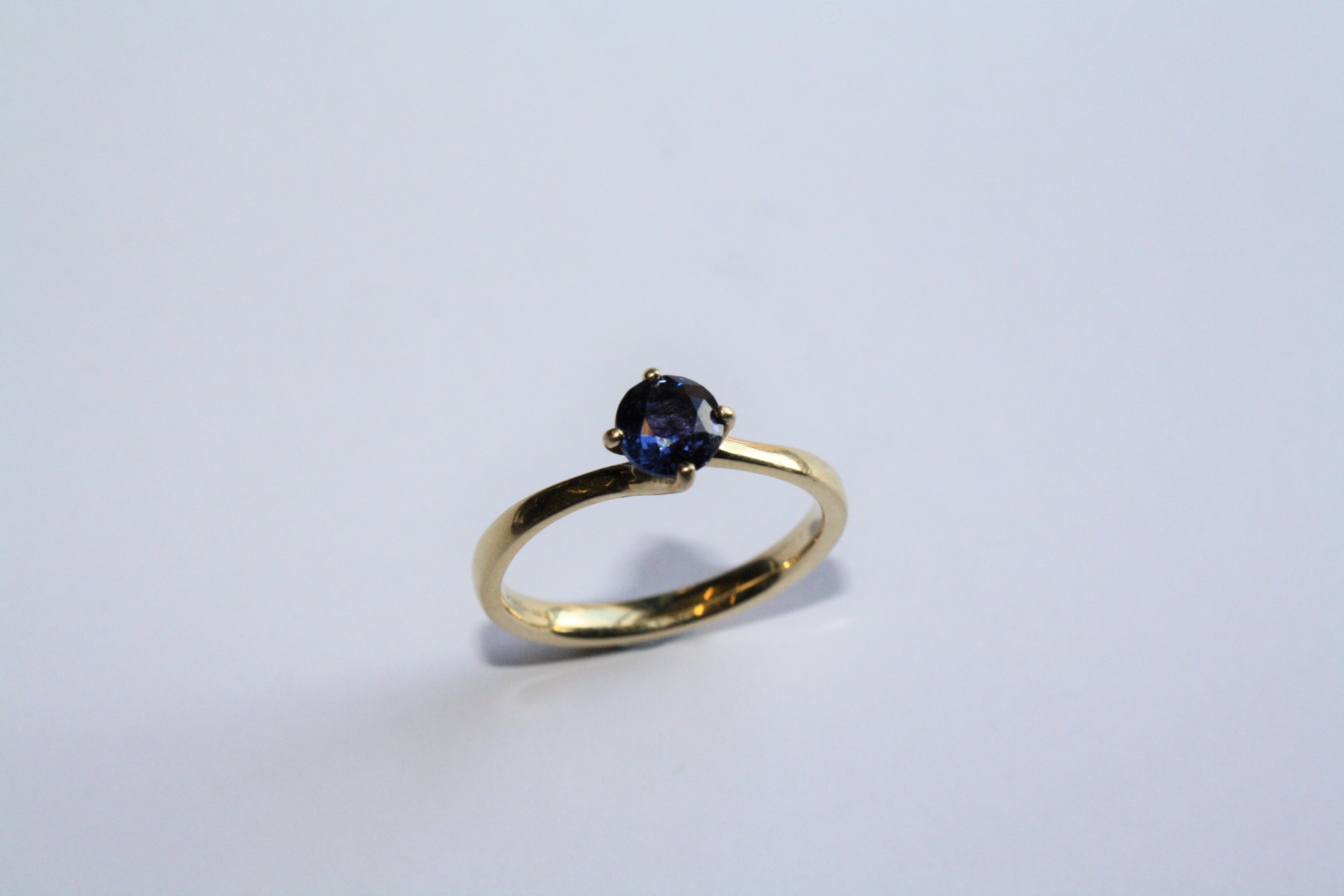 AN 18CT YELLOW GOLD AND SAPPHIRE RING