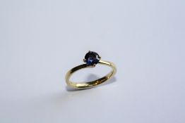 AN 18CT YELLOW GOLD AND SAPPHIRE RING