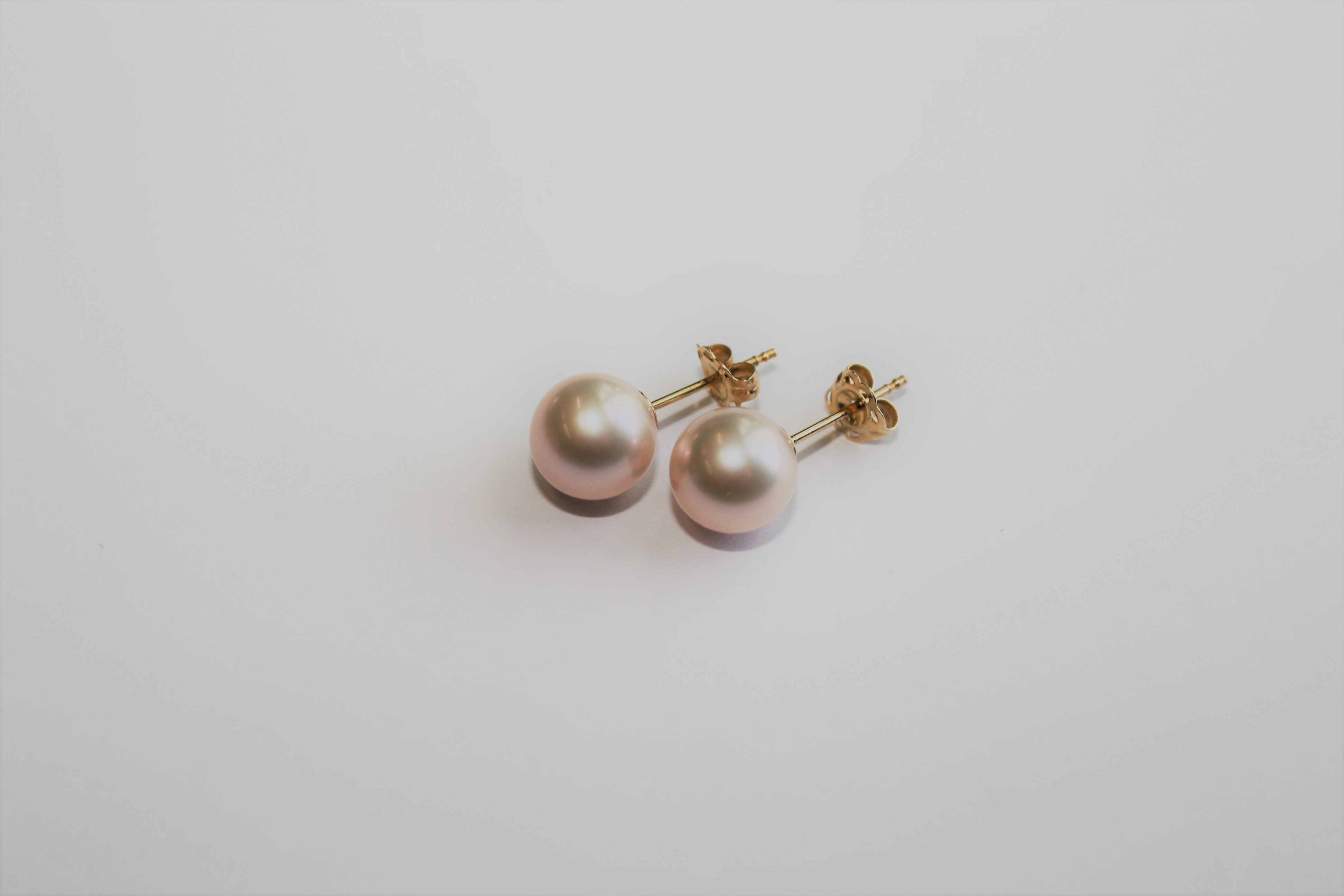 A PAIR OF CULTURED PEARL AND YELLOW GOLD EARRINGS