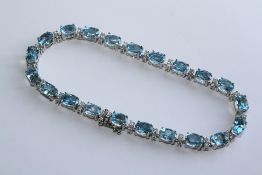 AN 18CT WHITE GOLD AND BLUE TOPAZ BRACELET