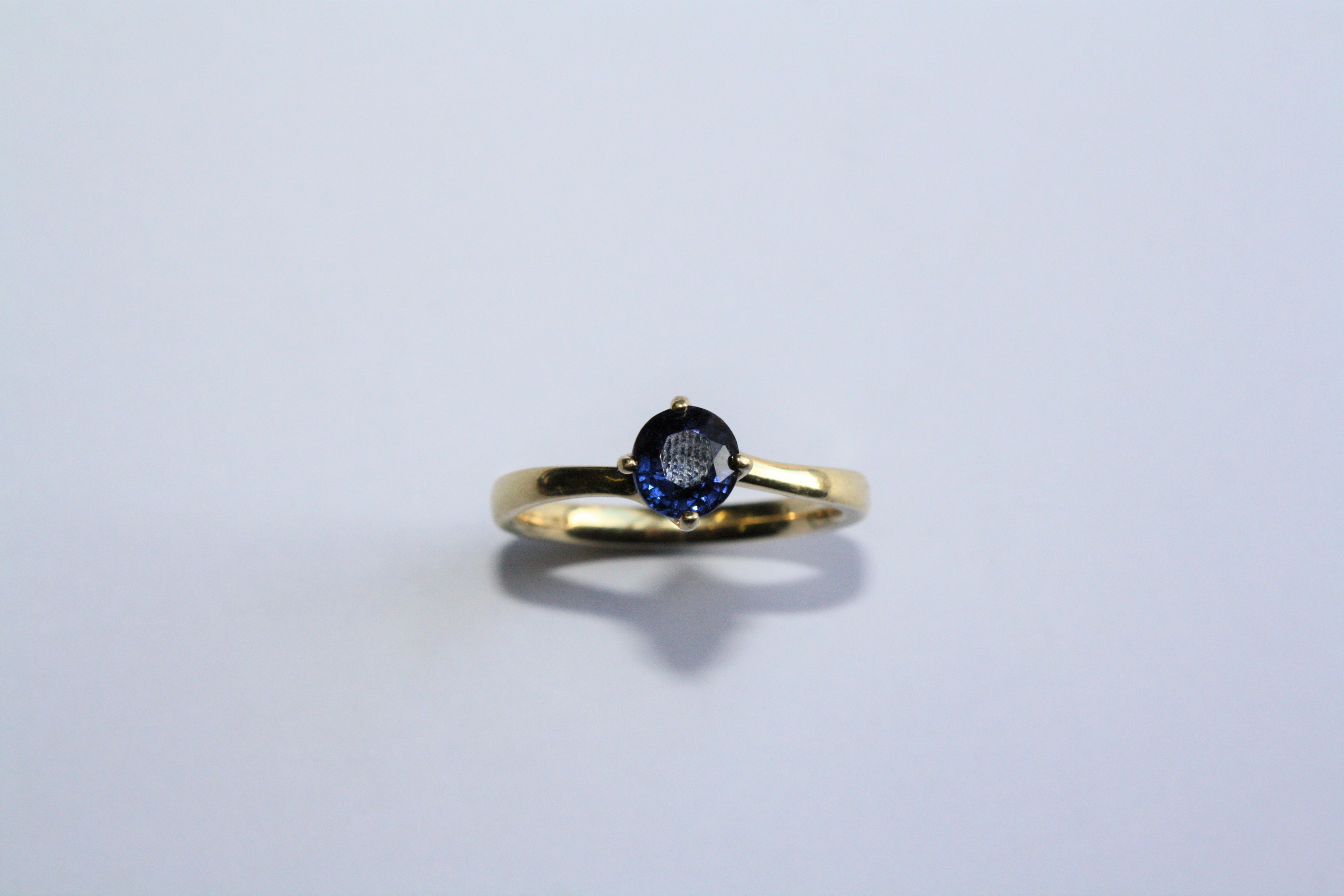 AN 18CT YELLOW GOLD AND SAPPHIRE RING - Image 2 of 3