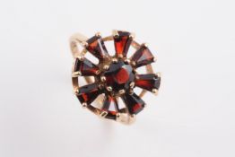 A 9CT YELLOW GOLD AND GARNET SET RING