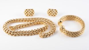 AN 18CT YELLOW GOLD NECKLACE CHAIN, BANGLE AND EARRING SET