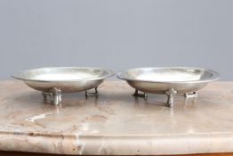 A PAIR OF LIBERTY & CO TUDRIC PEWTER SHALLOW BOWLS, DESIGNED BY ARCHIBALD KNOX