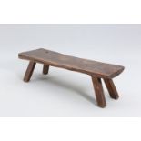 AN ELM PIG BENCH, LATE 18TH/EARLY 19TH CENTURY
