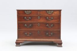 A GEORGE III MAHOGANY CHEST OF DRAWERS OF SMALL PROPORTIONS