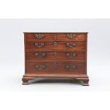 A GEORGE III MAHOGANY CHEST OF DRAWERS OF SMALL PROPORTIONS