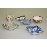 A SMALL COLLECTION OF CERAMICS