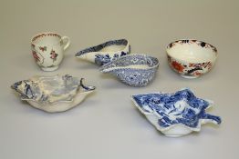 A SMALL COLLECTION OF CERAMICS