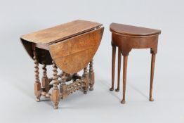 A SMALL 17TH CENTURY OAK GATELEG TABLE