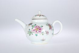 A CHAFFERS LIVERPOOL PORCELAIN TEAPOT AND COVER, C