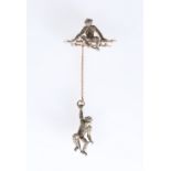 AN EDWARDIAN ARTICULATED DOUBLE MONKEY BROOCH